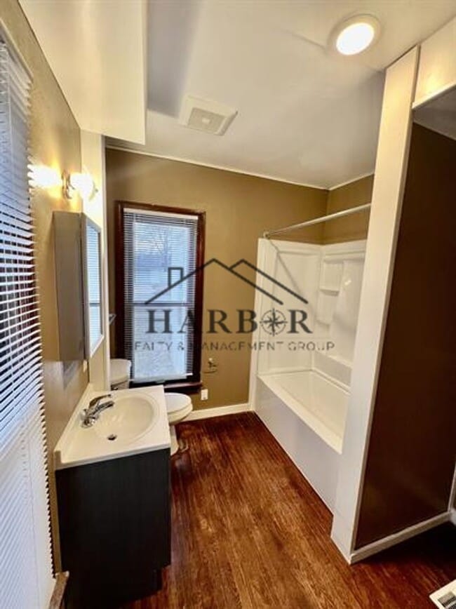 Building Photo - 403 10th St NW