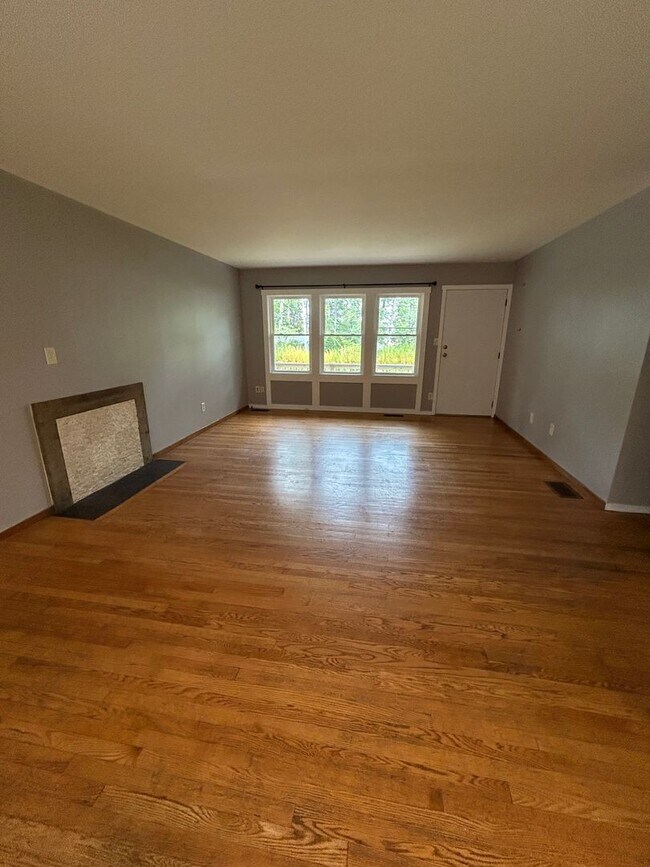 Building Photo - Charming 3 Bedroom Brick Ranch in Park Forest