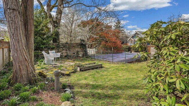 Building Photo - 4757 Thackeray Pl NE