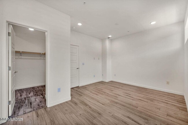 Building Photo - 557 California Ave