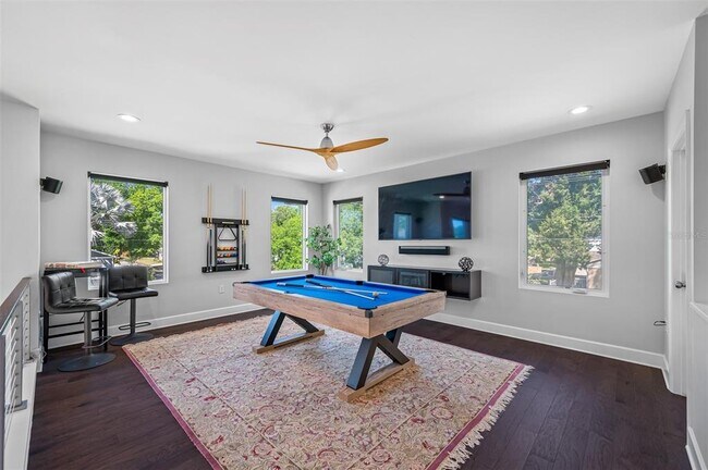 Building Photo - 902 W Plymouth St