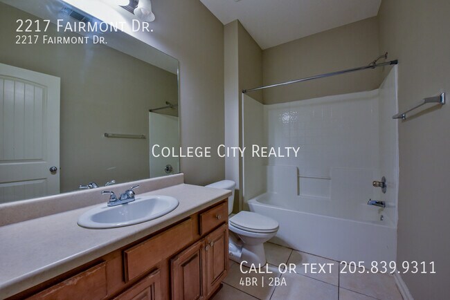Building Photo - 2217 Fairmont Dr