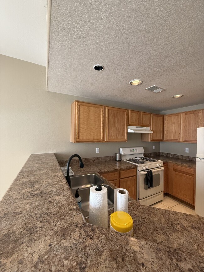 Building Photo - 6800 Vista Del Norte Dr NE