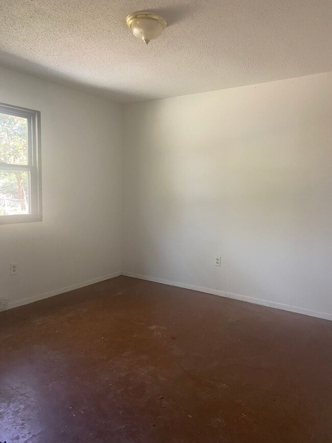 Building Photo - LIMITED TIME**NO APPLICATION FEE**1/2 OFF DEPOSIT**