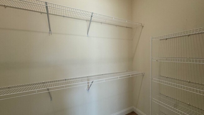 Building Photo - Beautiful 4B/3B with Bonus Office Space Fo...