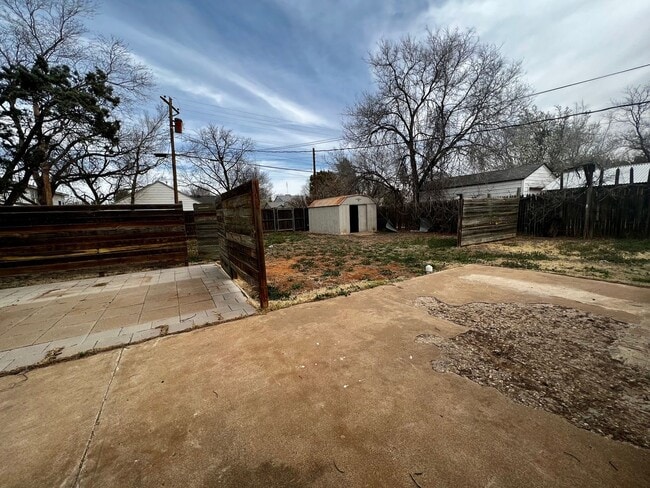 Building Photo - AUGUST PRE-LEASE! ADORABLE 3 bedroom!