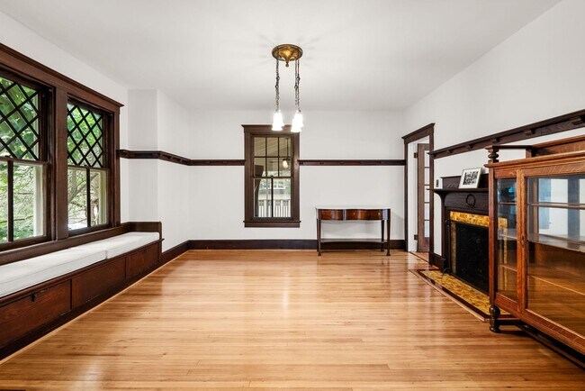 Building Photo - 4 Bed 3.5 bath - Kensington Victorian - Mo...