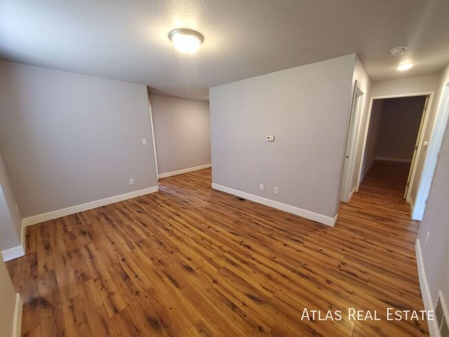 Building Photo - Beautifully Remodeled Ground Floor 2 Bed/1...