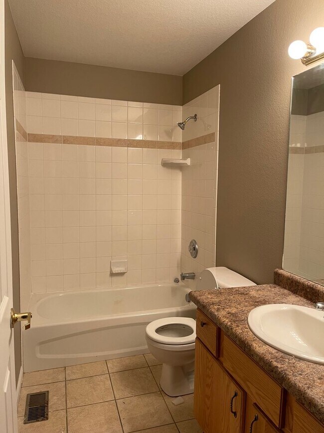 Building Photo - 3 Bedroom 2 bathroom