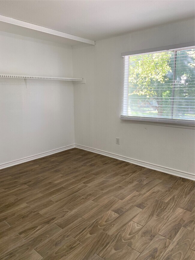 Building Photo - 5625 Antoine Dr