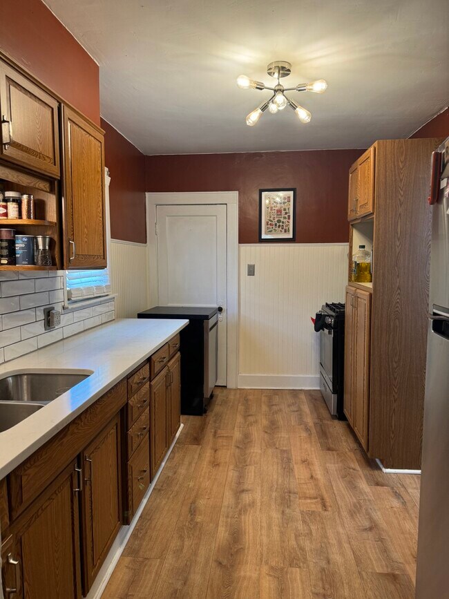 Building Photo - 265 E Markison Ave