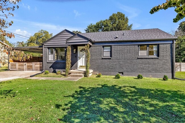 Building Photo - Beautifully furnished short-term rental in...