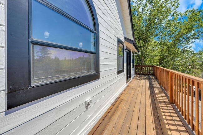 Building Photo - Charming Newly Remodeled 2 Bedroom Home in...