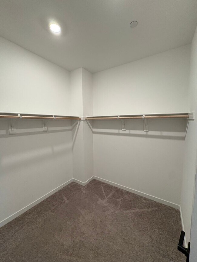 Building Photo - Beautiful Home Bedford Community!