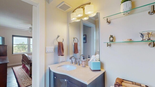 Building Photo - 1120 N Shore Dr NE