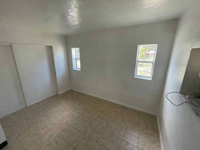 Building Photo - Corner Lot close to US 19