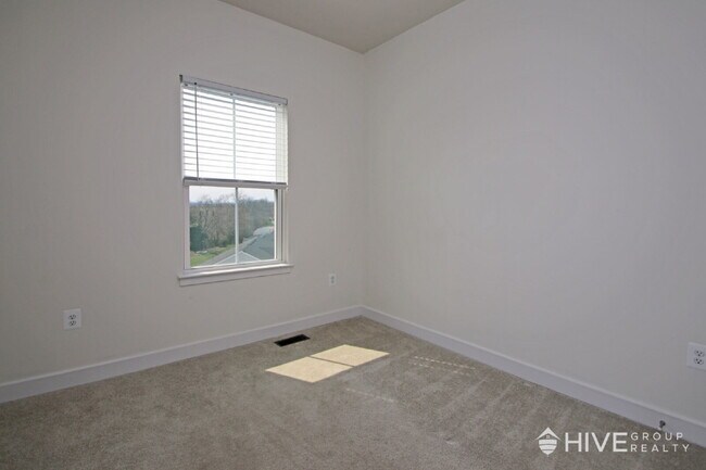 Building Photo - Spacious 4-Bed, 3.5-Bath with Garage!