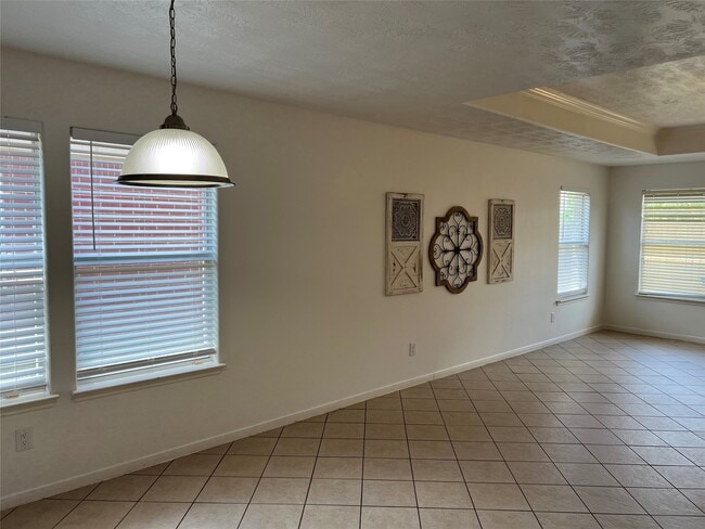 Building Photo - 410 Hurstshire Bend