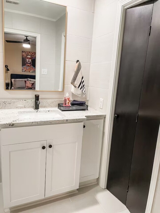 Building Photo - 253 E Stephenson St