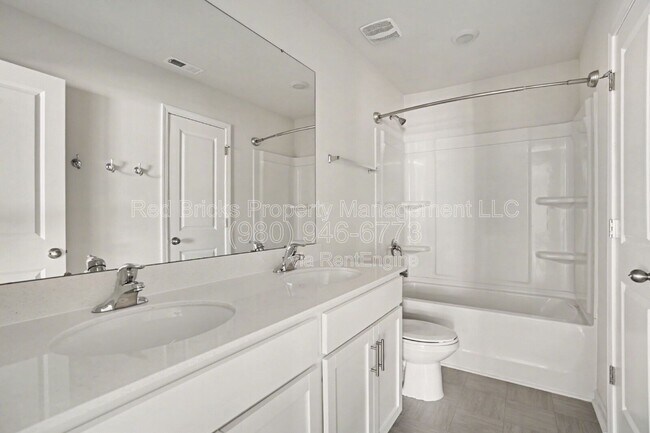 Building Photo - 11010 Austin Estates Dr