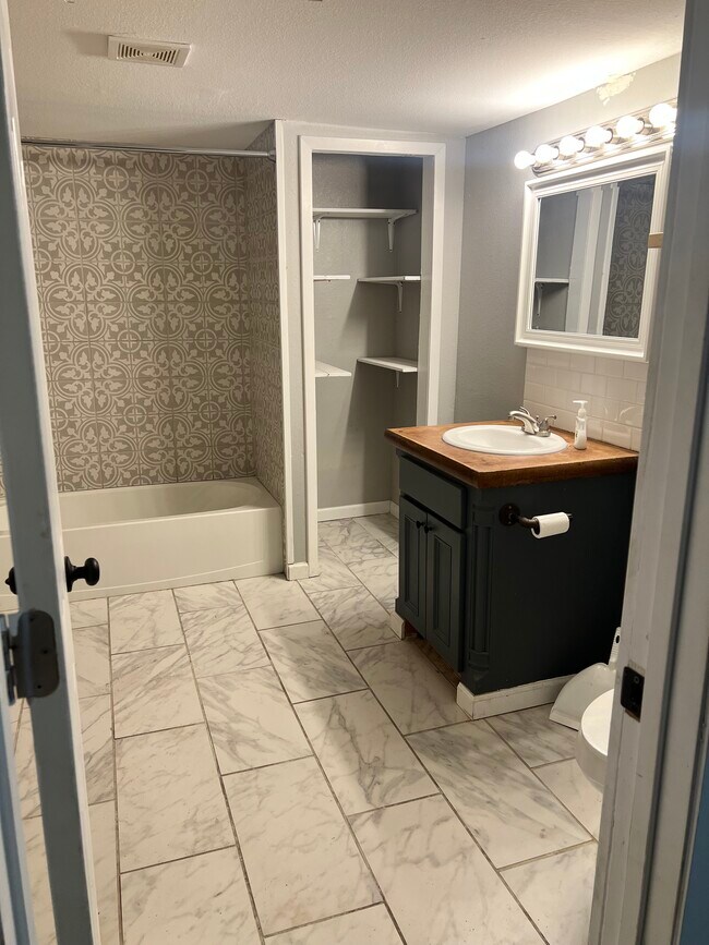 Building Photo - 806 Edmondson St