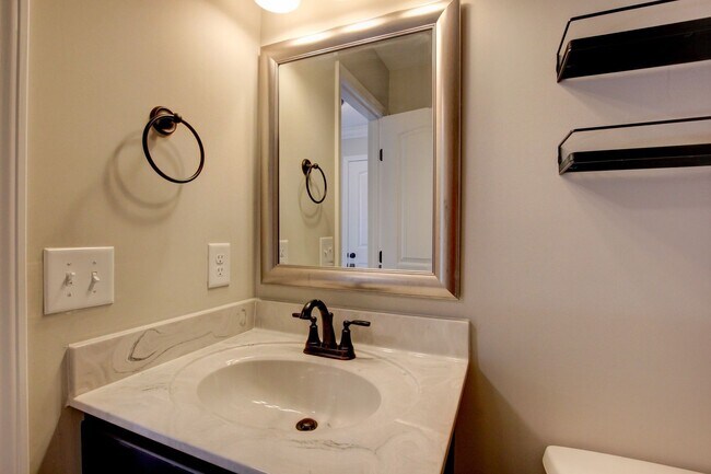 Building Photo - Huge 5 bed 3 ba.  Gorgeous House Near Post...