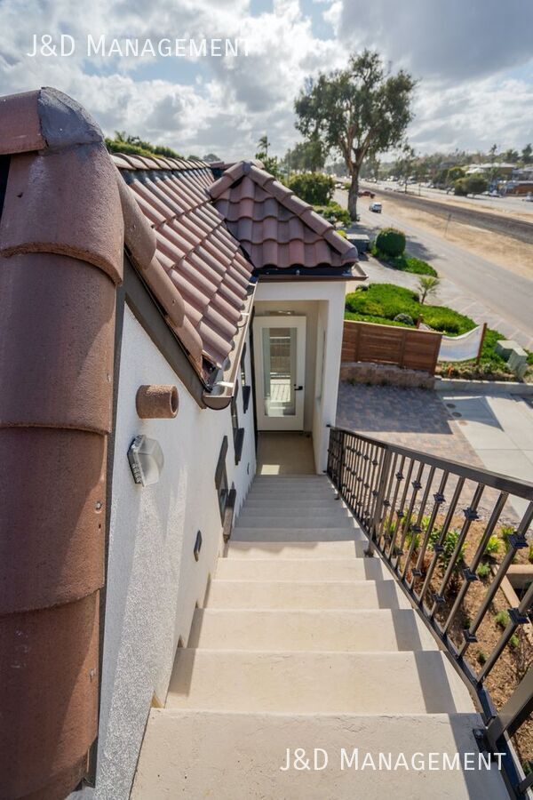 Building Photo - 1371 N Vulcan Ave