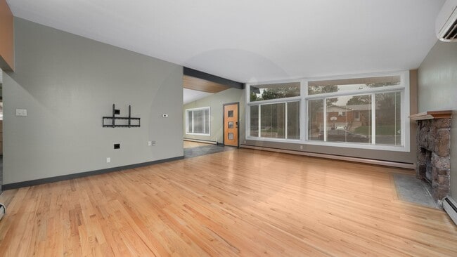 Building Photo - Modernized Mid Century Home Near Broadmoor