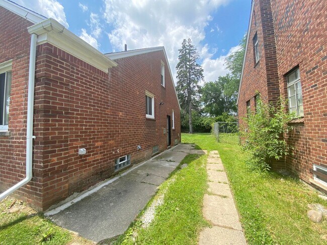 Building Photo - Renovated 3-Bedroom Home – We Welcome Sect...