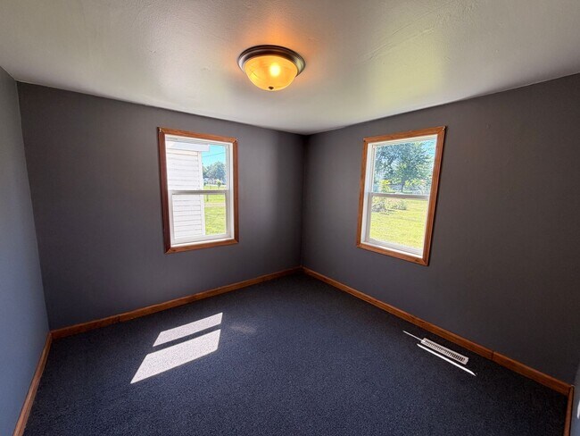 Building Photo - Spacious Family Home Near Schools and Parks in Rock Falls