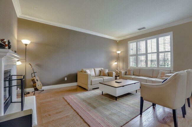 Building Photo - UPGRADED HOME WITH POPULAR FLOOR PLAN ELEG...