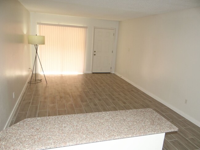 Building Photo - 1 bed / 1 bath condo with a bonus den - Co...