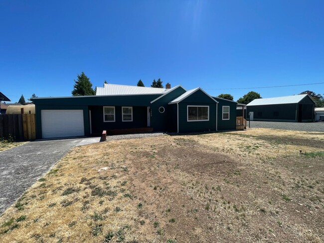 Building Photo - Fully Remodeled Home on Large Lot!