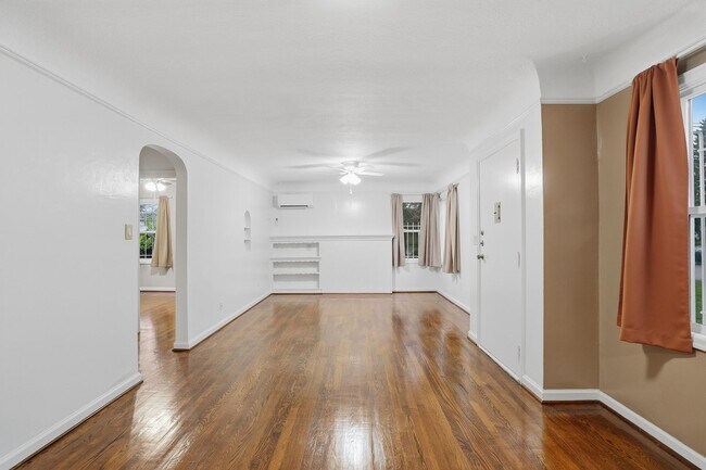 Building Photo - Fully Remodeled Beauty with Hardwood Floors in Prime SE Location