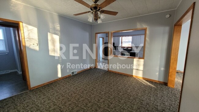 Building Photo - 4BD/2BA in Newport Available Now!