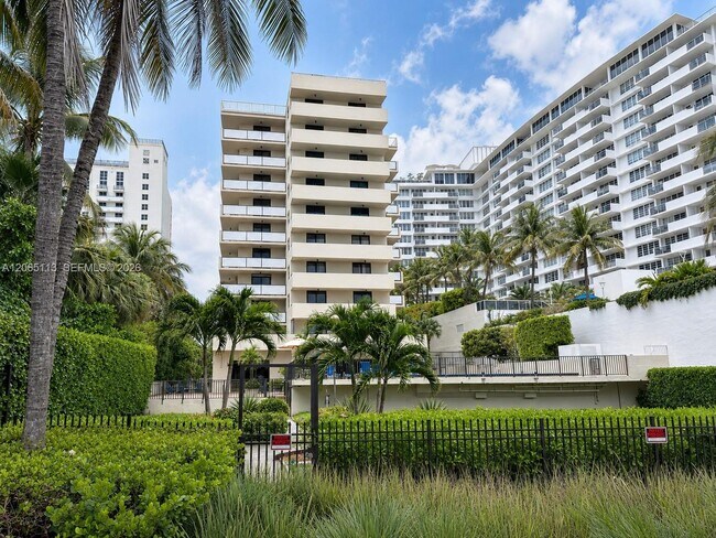 Building Photo - 1621 Collins Ave