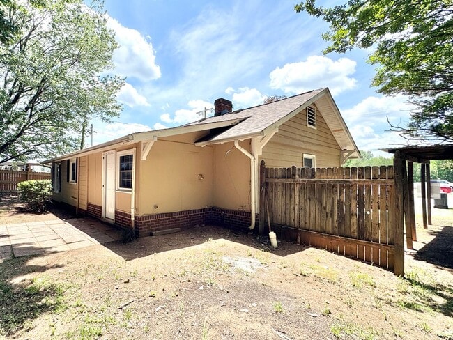 Building Photo - Renovated 2 Bedroom with Optional Third