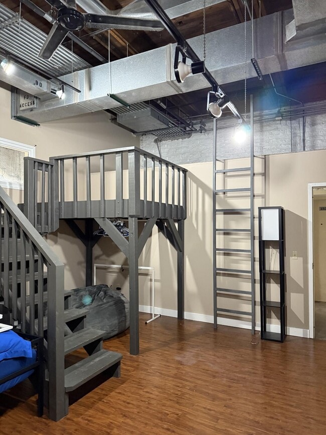 Building Photo - 585 S Upper St