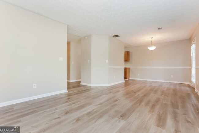 Building Photo - 6050 Flagstaf Walk