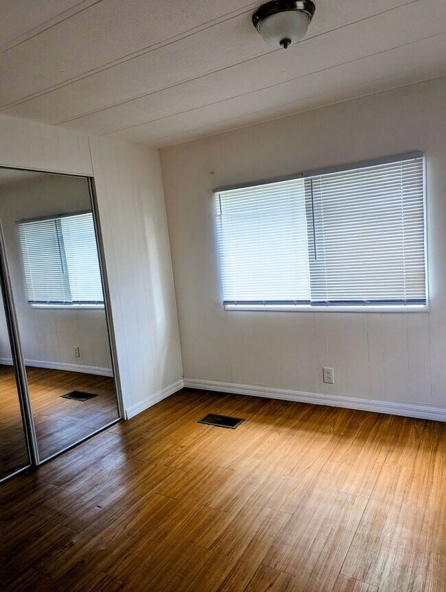 Building Photo - 2 bedroom, 2 bath mobile home located in O...