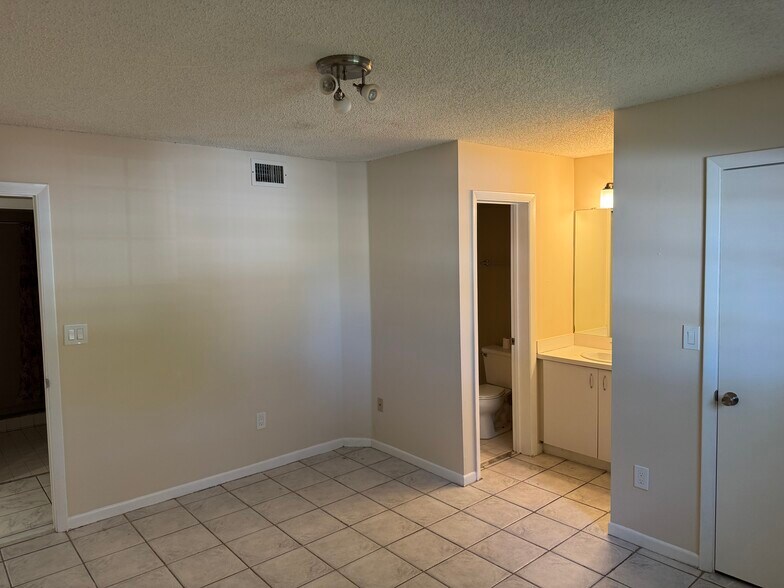 Building Photo - 430 SE 7th St