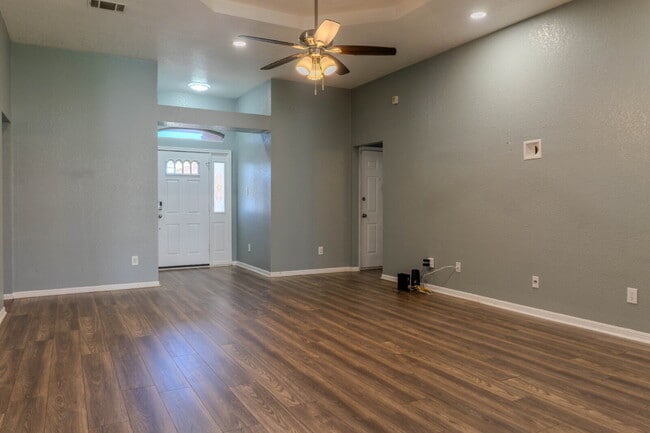 Building Photo - "Charming and Spacious 1,575 Sq Ft Home with 3-Bedroom Retreat with 2 Full Baths!"