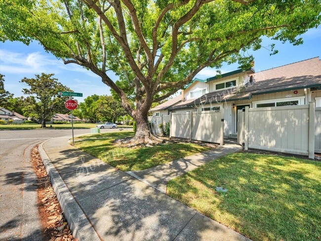 Building Photo - 2 Bedroom 1.5 Bath 2 Car Garage Includes W...