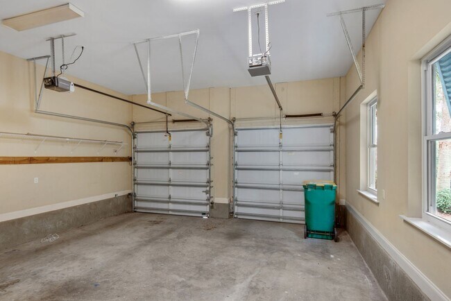 Building Photo - MOVE IN SPECIAL: 30% OFF FIRST MONTHS RENT -- Spacious unfurnished 4B/3B home in Gated Community ...