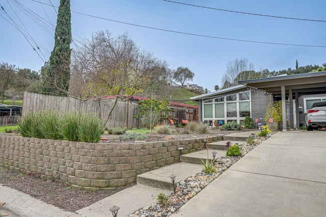 Building Photo - 1142 Temple Dr