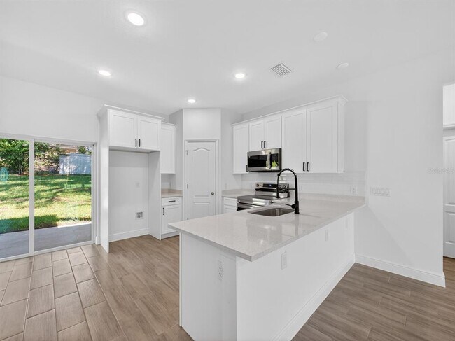 Building Photo - 922 N Fairbairn Dr