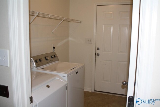 Building Photo - 7010 Thornwood Ln SE