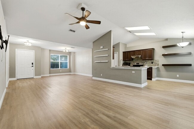 Building Photo - Wellington Place 3 Bedroom 2 Bath