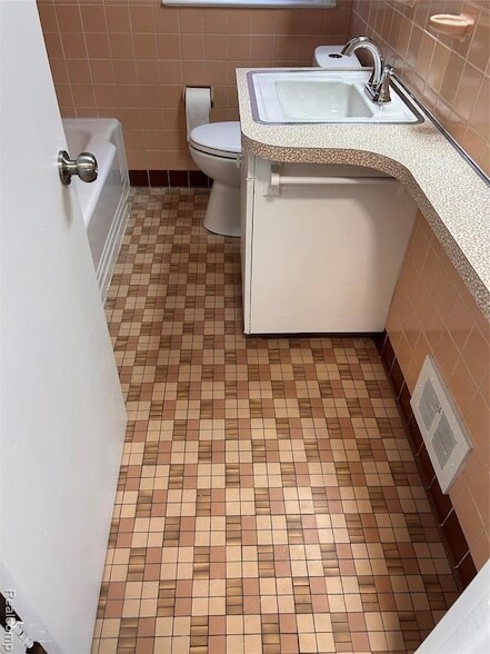 Building Photo - 15161 Sprenger Ave