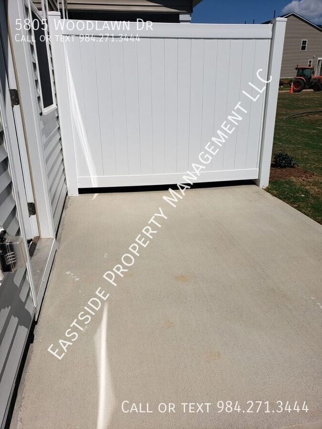 Building Photo - 5805 Woodlawn Dr